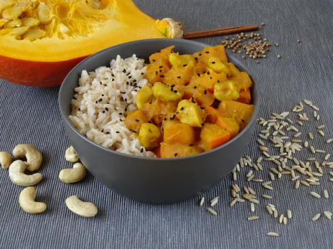 Kokosowe curry z dyni z orzechami nerkowca