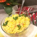 Sałatka curry z makaronem ryżowym i kurczakiem