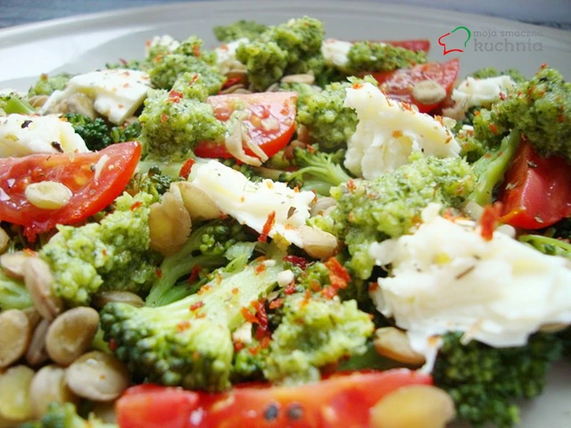 Brokułowe pesto na sałatce