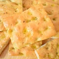 Puszysta focaccia z ziołami i ricottą