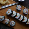 Domowe sushi, maki z kurczakiem teriyaki