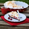 Tarta z nadzieniem serowym, malinami i bezą