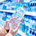 Koniec wody w plastikowych butelkach!? Zaskakujący projekt może zmienić rynek spożywczy!