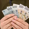 "Czy należy odbierać świadczenie 800 plus osobom bez pracy?" Odpowiedzi Polaków mówią same za siebie