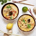 Tom yum khai – tajska zupa z kurczakiem i mlekiem kokosowym