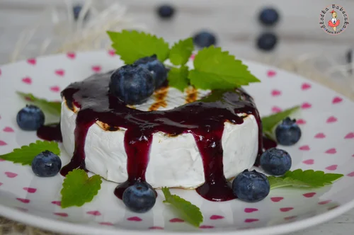 Grillowany camembert z sosem borówkowym
