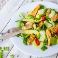 Sałatka na upalne dni z grillowanej piersi kurczaka, melona i awokado