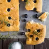 Focaccia z oliwkami i rozmarynem
