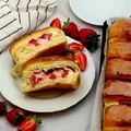 Drożdżówki z serem i truskawkami