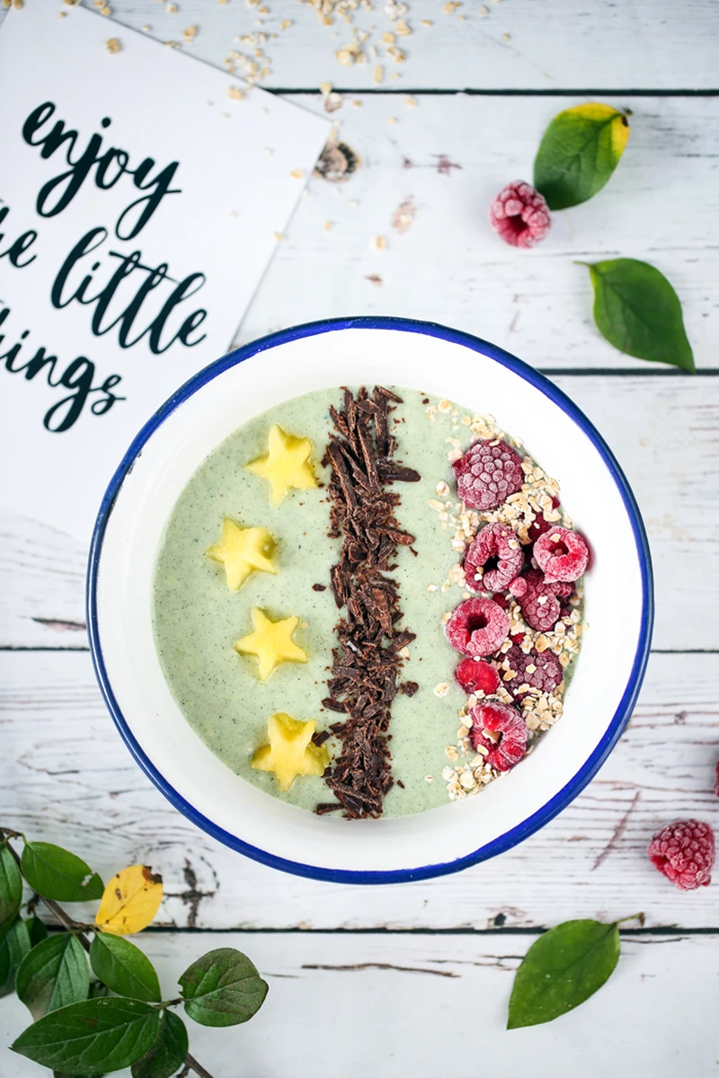 Zielony koktajl z ananasem i spiruliną