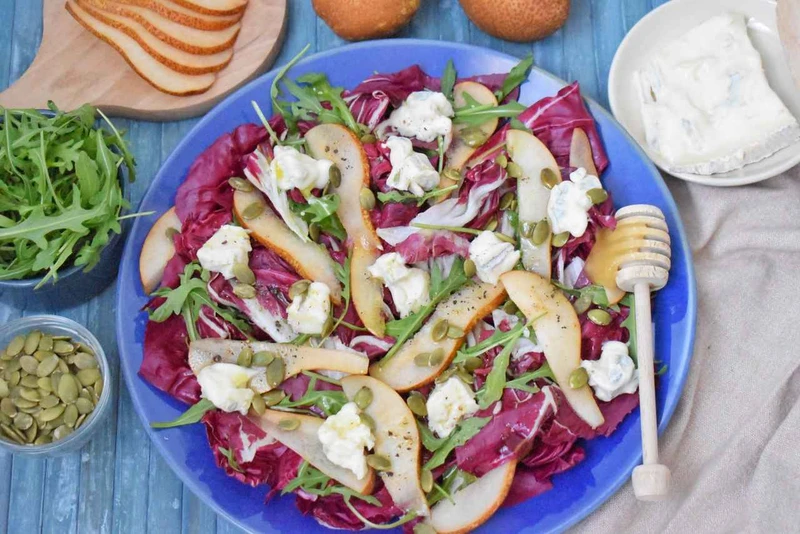 Sałatka z radicchio, gruszką i gorgonzolą