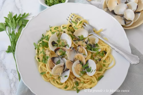 Spaghetti z małżami "vongole" w białym sosie