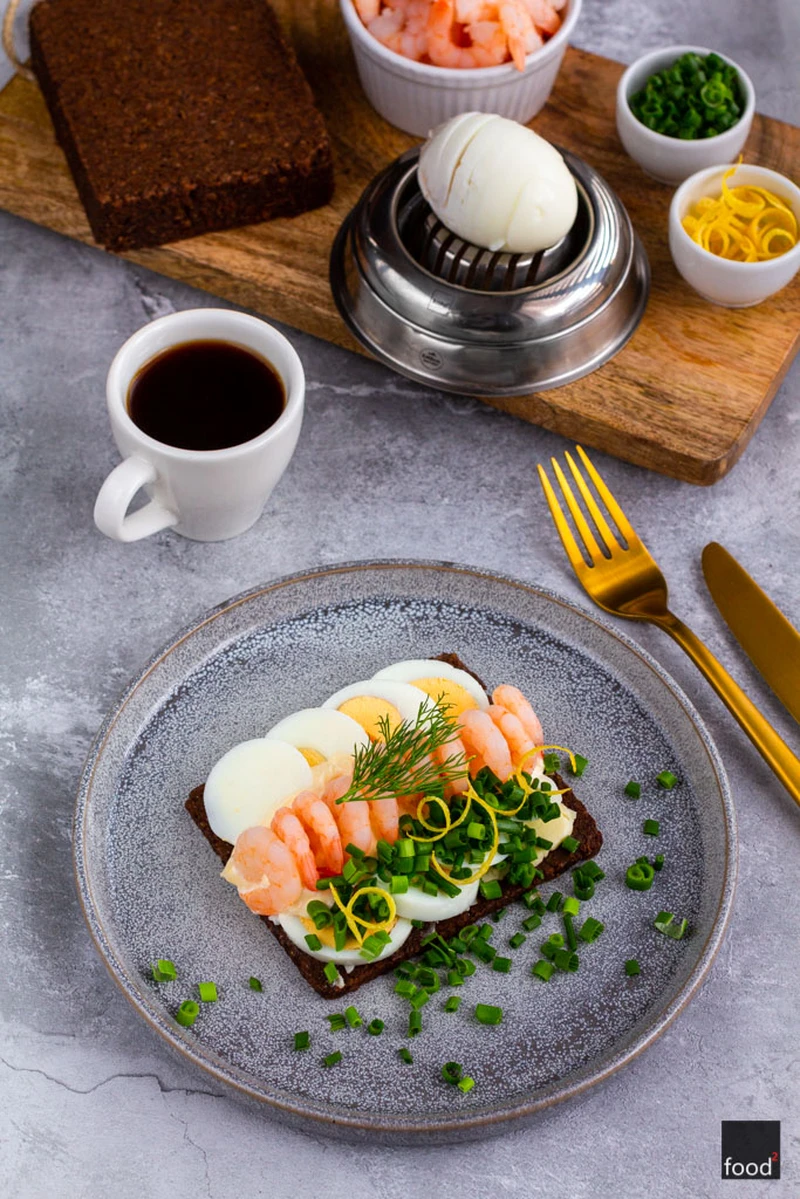 Smørrebrød – duńska kanapka z jajkiem i krewetkami