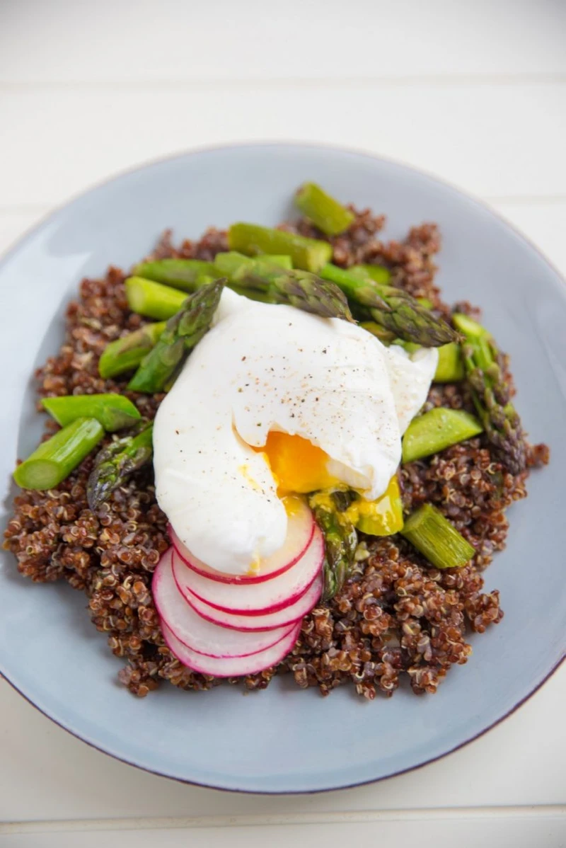 QUINOA ZE SZPARAGAMI I JAJKIEM