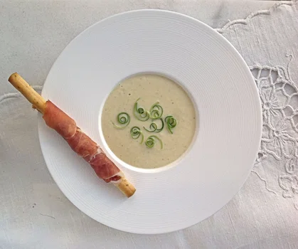 Krem z białych warzyw z pesto i rukolą