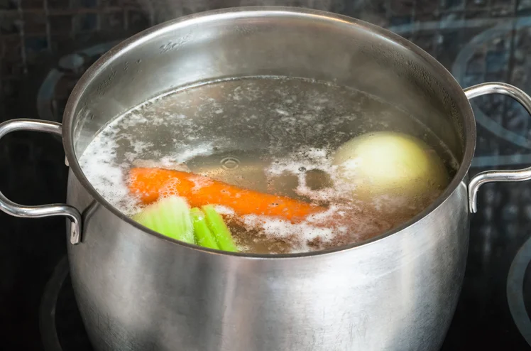 Zdjęcie Gotować rosół pod przykryciem, czy bez? Poznaj triki na pyszny domowy rosół #1