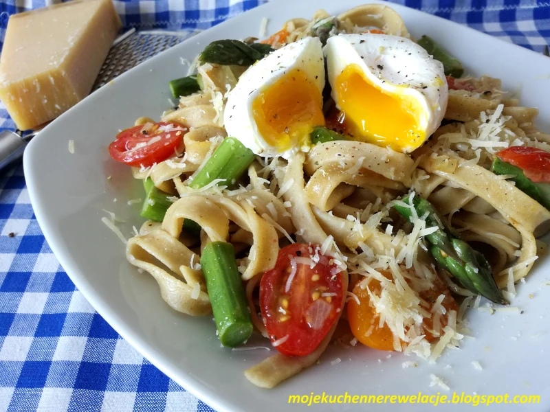 Tagliatelle ze szparagami i jajkiem w koszulce