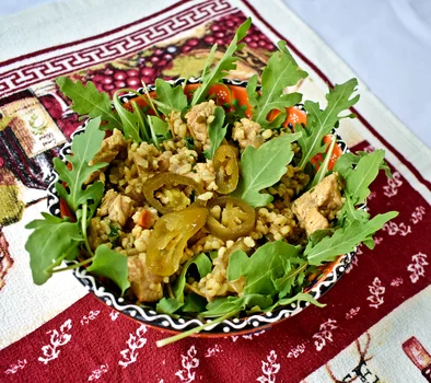 Kasza bulgur z indykiem i rukolą na ostro