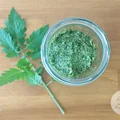 Zielone pesto z naci selera, pietruszki i liści pomidora