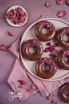 Cynamonowe donuty z piekarnika z polewą czekoladową