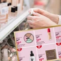 Polki uwielbiają ten kultowy podkład! Rossmann właśnie rekordowo obniżył jego cenę!