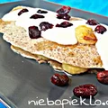 Naleśniki z samej gryki z bananem, miodem i żurawiną