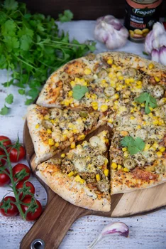 Pizza z kurczakiem, oliwkami i serowymi boczkami
