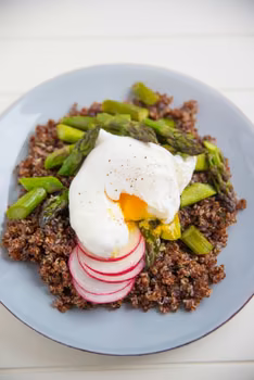 QUINOA ZE SZPARAGAMI I JAJKIEM
