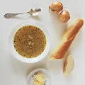 Zupa cebulowa z tymiankiem podana z bagietką i serem zółtym