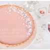 Glam shine wśród wypieków - Tarta z białą czekoladą z malinami na migdałowym spodzie