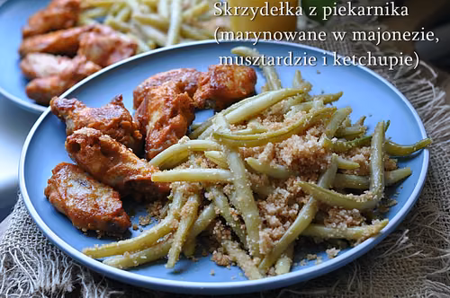 Pyszne skrzydełka z piekarnika marynowane w majonezie, musztardzie i ketchupie.