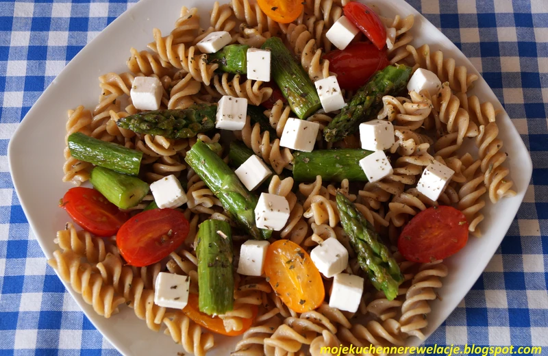 Razowy makaron z fetą, szparagami i pomidorkami  - 457 kcal