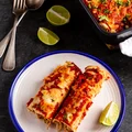 Enchiladas rojas z szarpaną wieprzowiną i chipotle