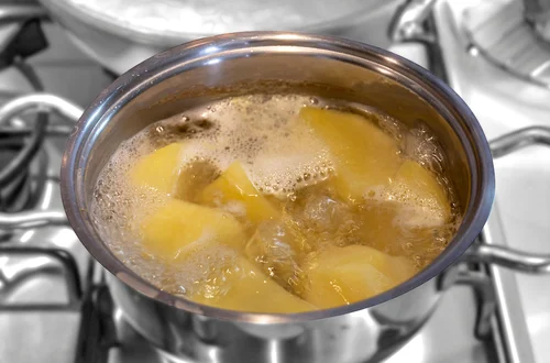 Przełom w gotowaniu ziemniaków! Wlej ten sok do garnka i odkryj niesamowity efekt!