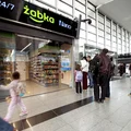 Pierwsza Żabka Nano na polskim lotnisku ucieszy pasażerów! Szybkie zakupy przed wylotem bez kolejek i kas