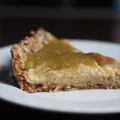 Cytrynowa tarta jaglana z rabarbarem