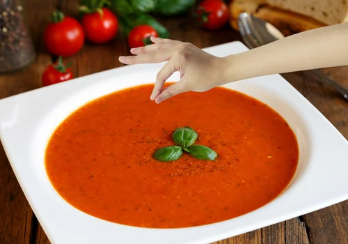 Dodaj te 2 proste składniki do zupy pomidorowej! Smak podkręcony do maksimum