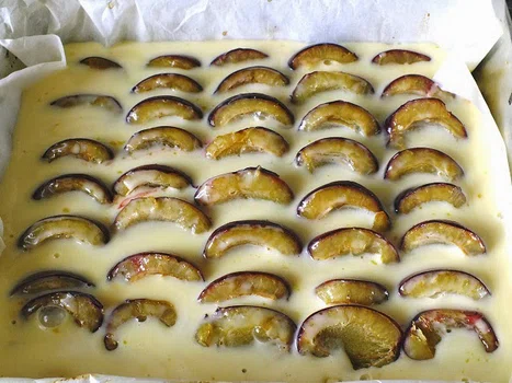 Ciasto ze śliwkami i zalewą śmietanową