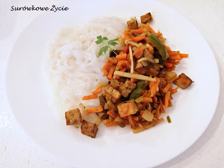 Potrawka chińska z tofu i makaronem ryżowym