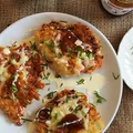 Brytyjskie placki ziemiaczane z serem cheddar i cebulowym chutney