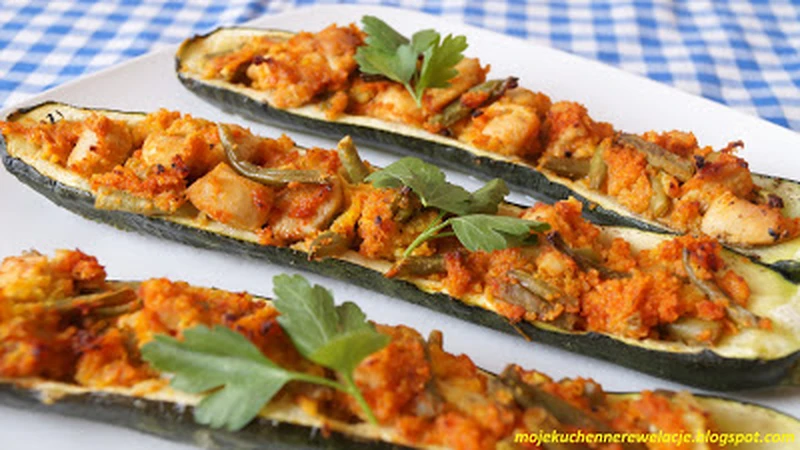 Cukinia faszerowana kaszą jaglaną, kurczakiem i warzywami - 300 kcal