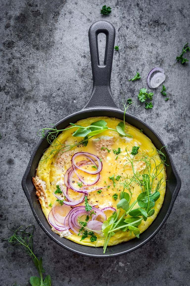 Omlet z wędzonym twarogiem i groszkiem