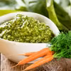 Zamiast bazylii i pietruszki – zrób genialne pesto z natki marchewki!