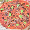 Focaccia z oliwkami, sosem pomidorowym i anchois