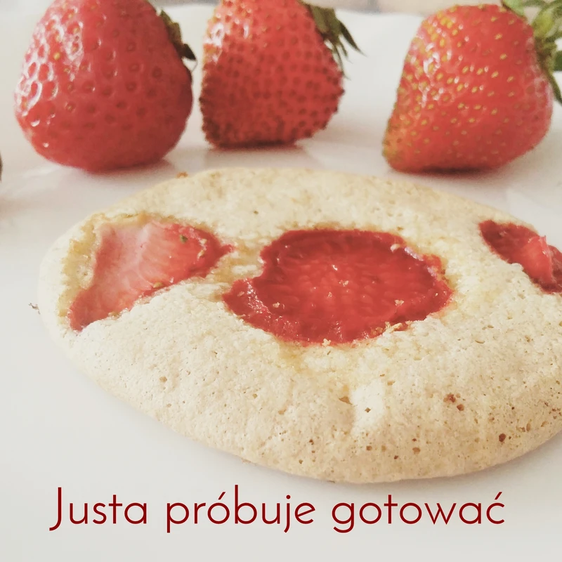 Słodkie ciasteczko z truskawkowym oczkiem