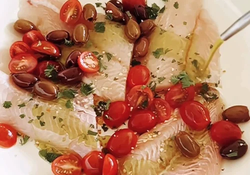 Pieczony dorsz w pomidorkach, oliwkach i cytrynie! Przepis na szybki dbiad