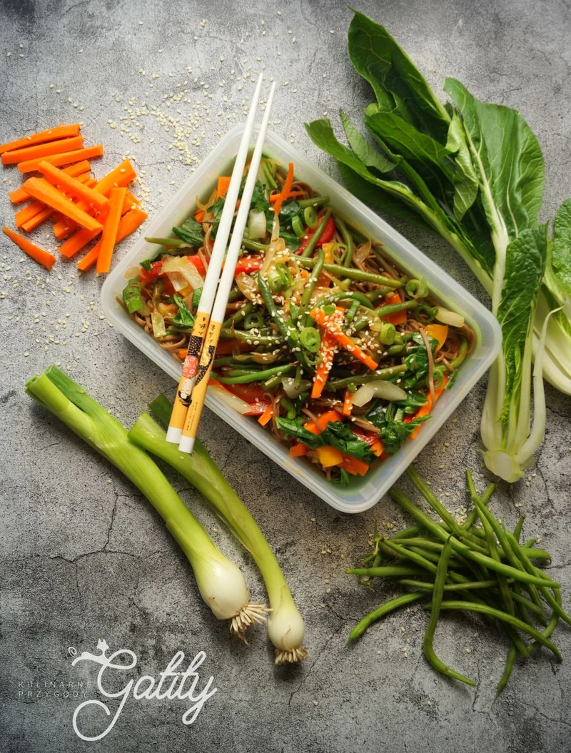 Warzywne stir fry z makaronem soba - pyszny lunchbox
