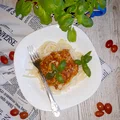 Makaron z prostym sosem mięsno-pomidorowo-paprykowym