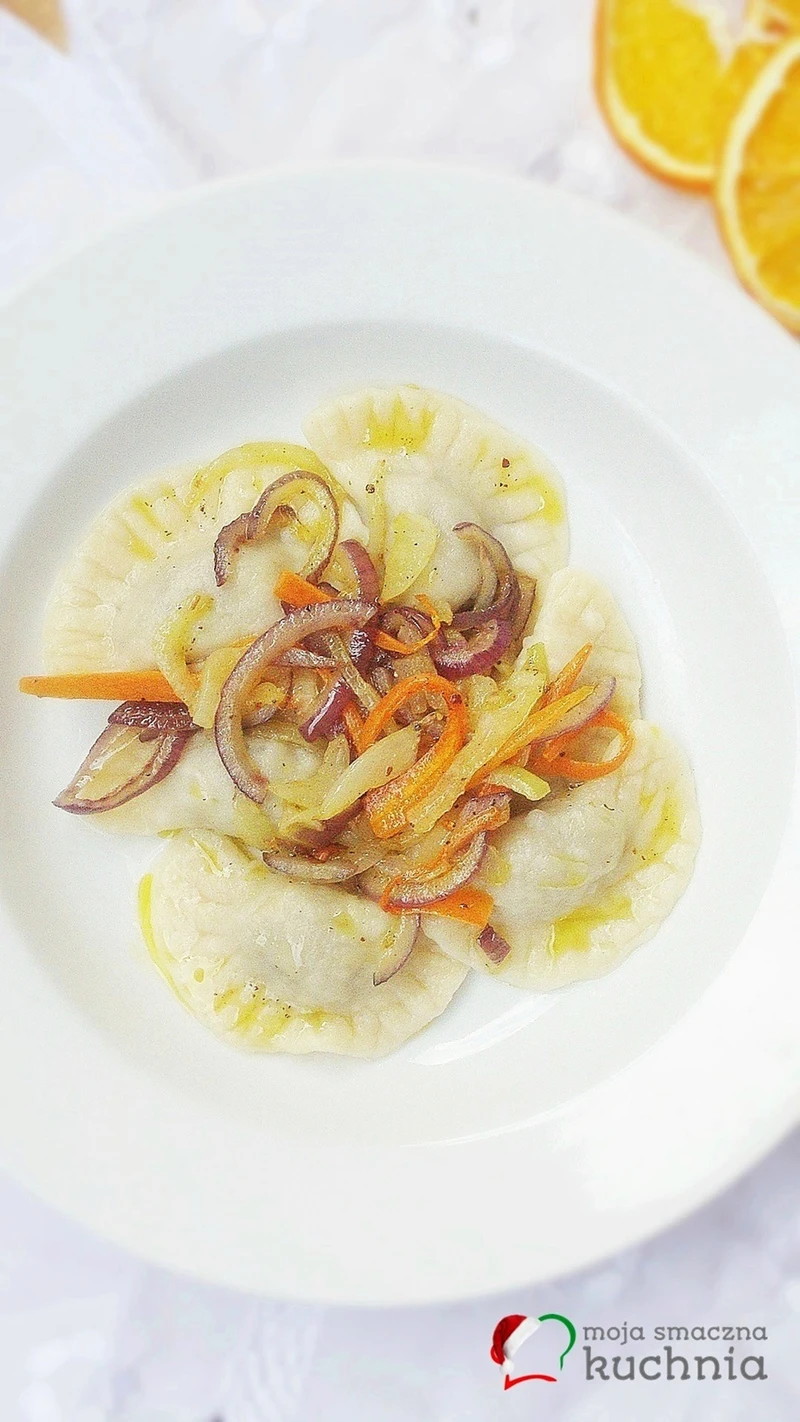 Pierożki z mięsem i dodatkami
