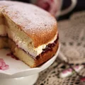 Victoria sponge cake - pyszny przekładany biszkopt